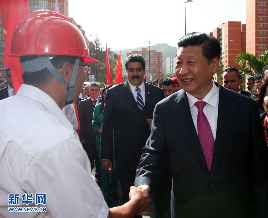 当地时间7月21日，国家主席习近平在委内瑞拉总统马杜罗陪同下在加拉加斯参观蒂乌娜社会住房项目。  新华社记者 兰红光 摄