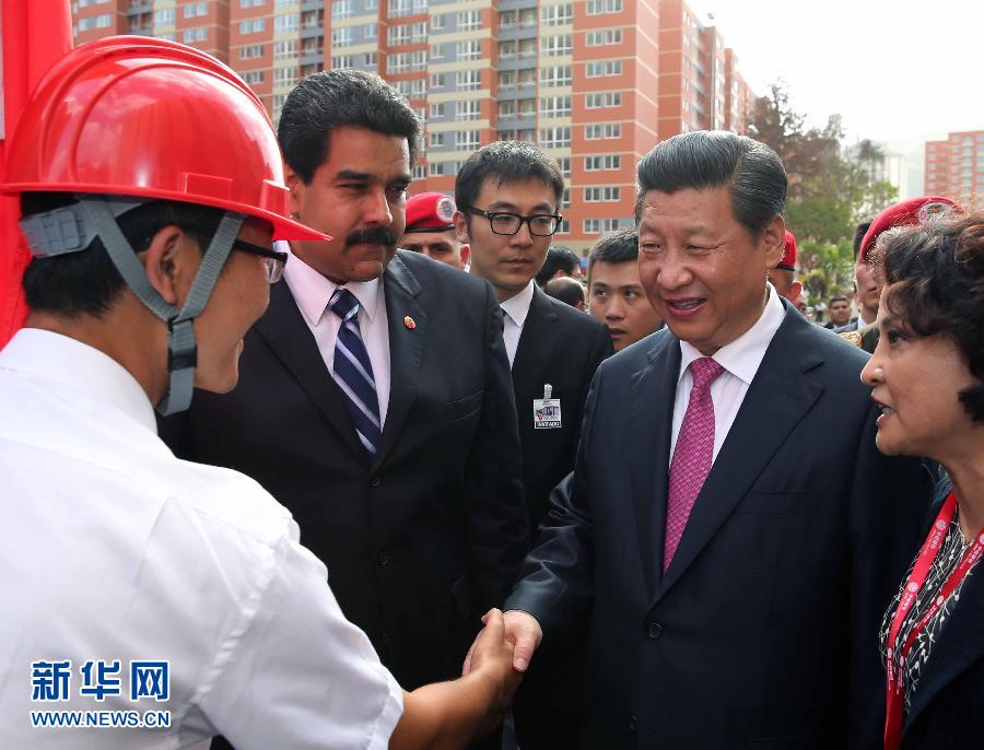 当地时间7月21日，国家主席习近平在委内瑞拉总统马杜罗陪同下在加拉加斯参观蒂乌娜社会住房项目。 新华社记者 兰红光 摄