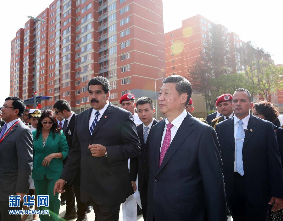 当地时间7月21日，国家主席习近平在委内瑞拉总统马杜罗陪同下在加拉加斯参观蒂乌娜社会住房项目。 新华社记者 兰红光 摄