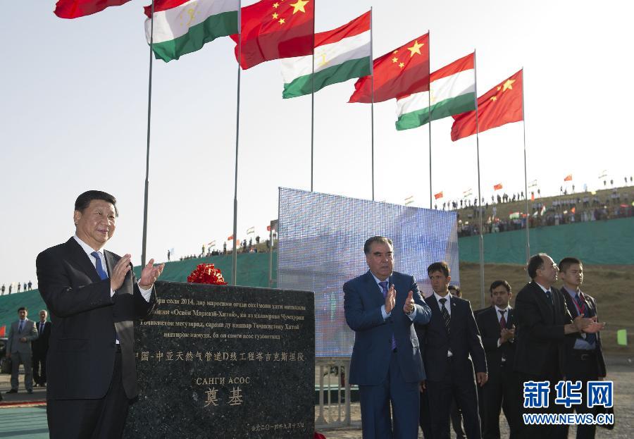 9月13日，国家主席习近平和塔吉克斯坦总统拉赫蒙共同出席中国－中亚天然气管道D线塔吉克斯坦境内段开工仪式。 新华社记者黄敬文摄 