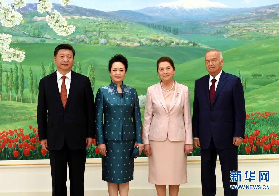 6月22日，国家主席习近平在塔什干库克萨莱国宾馆同乌兹别克斯坦总统卡里莫夫举行会谈?；崽盖?，习近平出席卡里莫夫举行的欢迎仪式。习近平和夫人彭丽媛受到卡里莫夫和夫人卡里莫娃热情迎接。新华社记者饶爱民摄