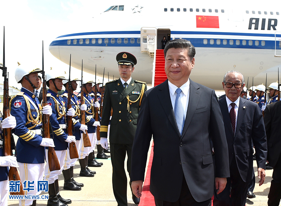 10月13日，国家主席习近平乘专机抵达金边国际机场，开始对柬埔寨王国进行国事访问。柬埔寨副首相兼王宫事务大臣贡桑奥亲王和夏卡朋亲王、阿伦公主等在舷梯旁热情迎接习近平主席。新华社记者　谢环驰　摄