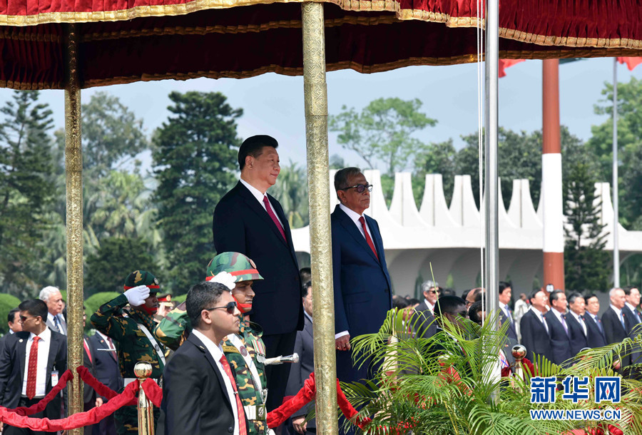 10月14日，国家主席习近平抵达达卡，开始对孟加拉人民共和国进行国事访问。孟加拉国总统哈米德在机场为习近平主席举行欢迎仪式。新华社记者 张铎