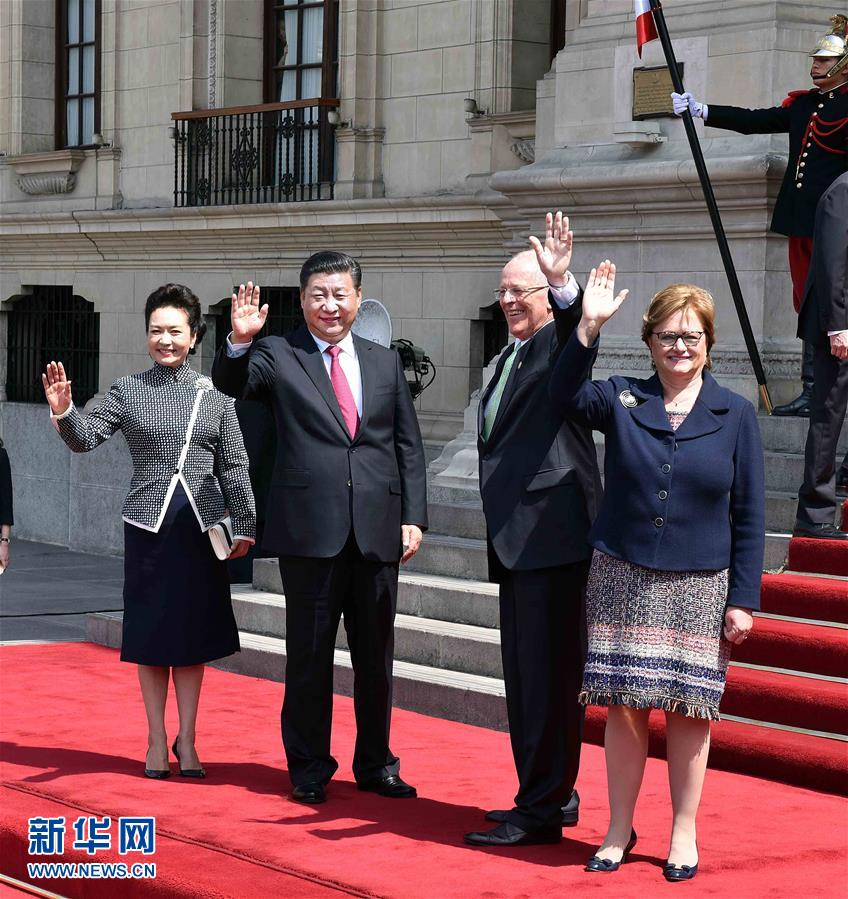 11月21日，国家主席习近平在利马同秘鲁总统库琴斯基举行会谈。会谈前，习近平出席库琴斯基在总统府前广场举行的欢迎仪式。 新华社记者李涛 摄