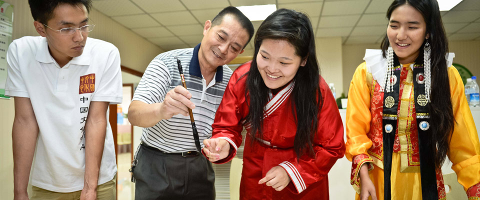 蒙古国大学生感受中国传统文化